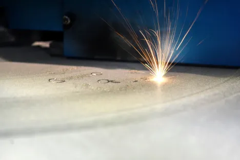  Selektives Laserschmelzen: Lokales Aufschmelzen und Erstarrung von Metallpulver