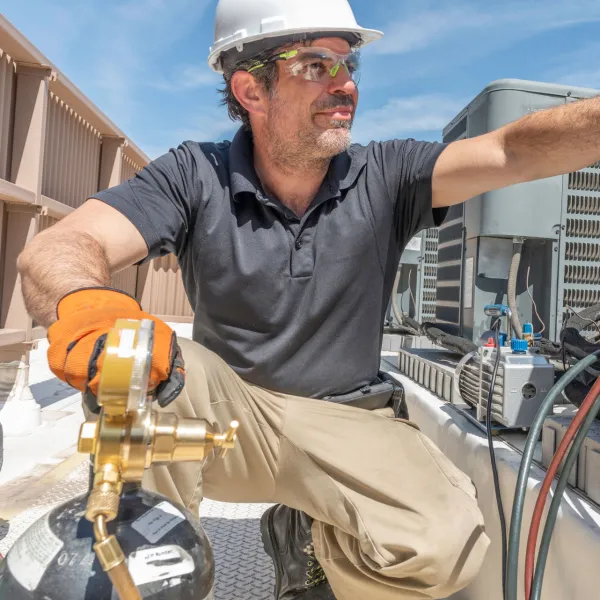 Hvac Tech arbeitet-an-der-Installation-einer-neuen-Brennwerteinheit-auf-einem-Dachboden