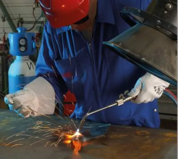 Schweisser schweisst mit Autogenanlage